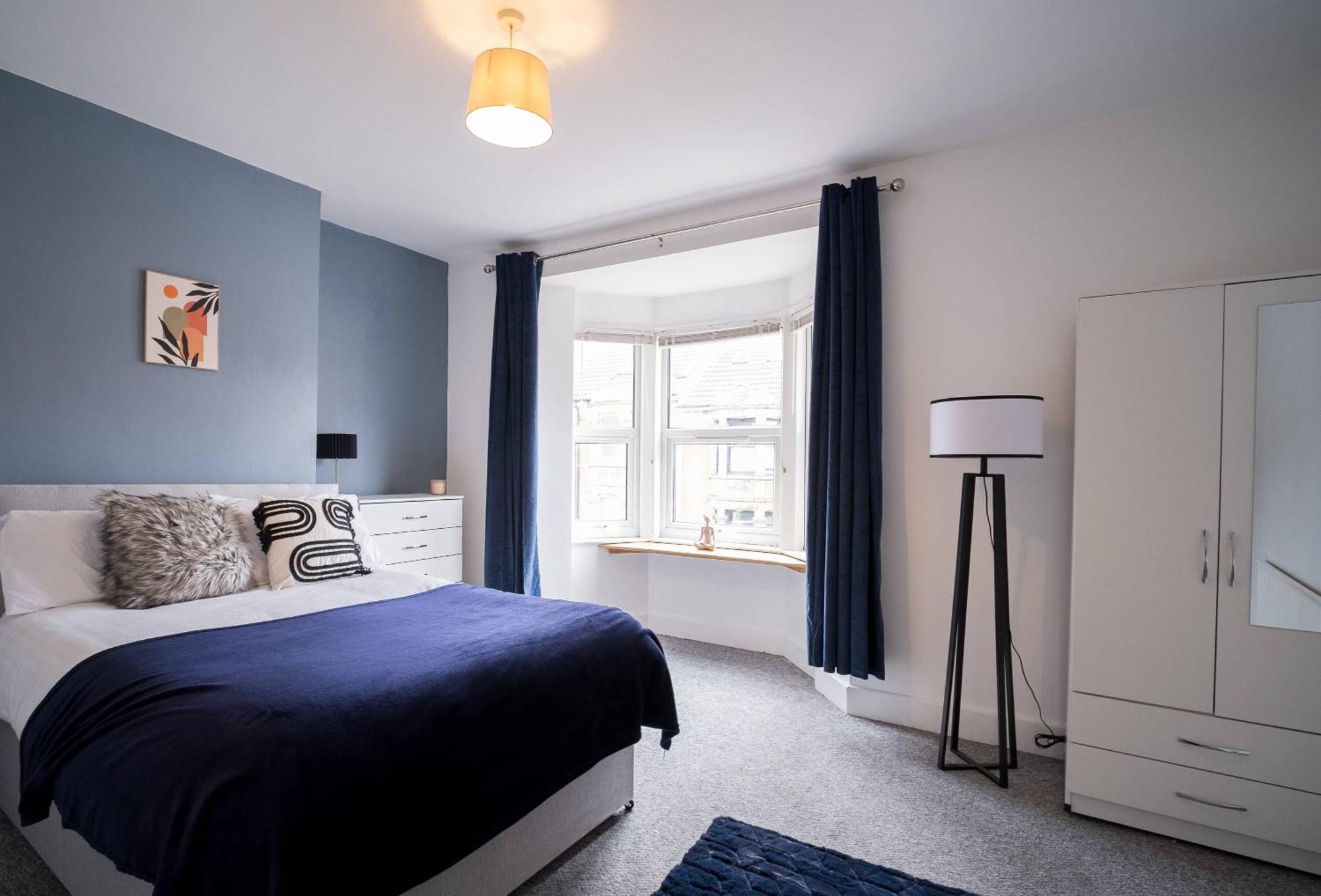 Lena St 3 Bedroom House Sleep 6- Long Stay Contractors-Free Parking Holiday home *