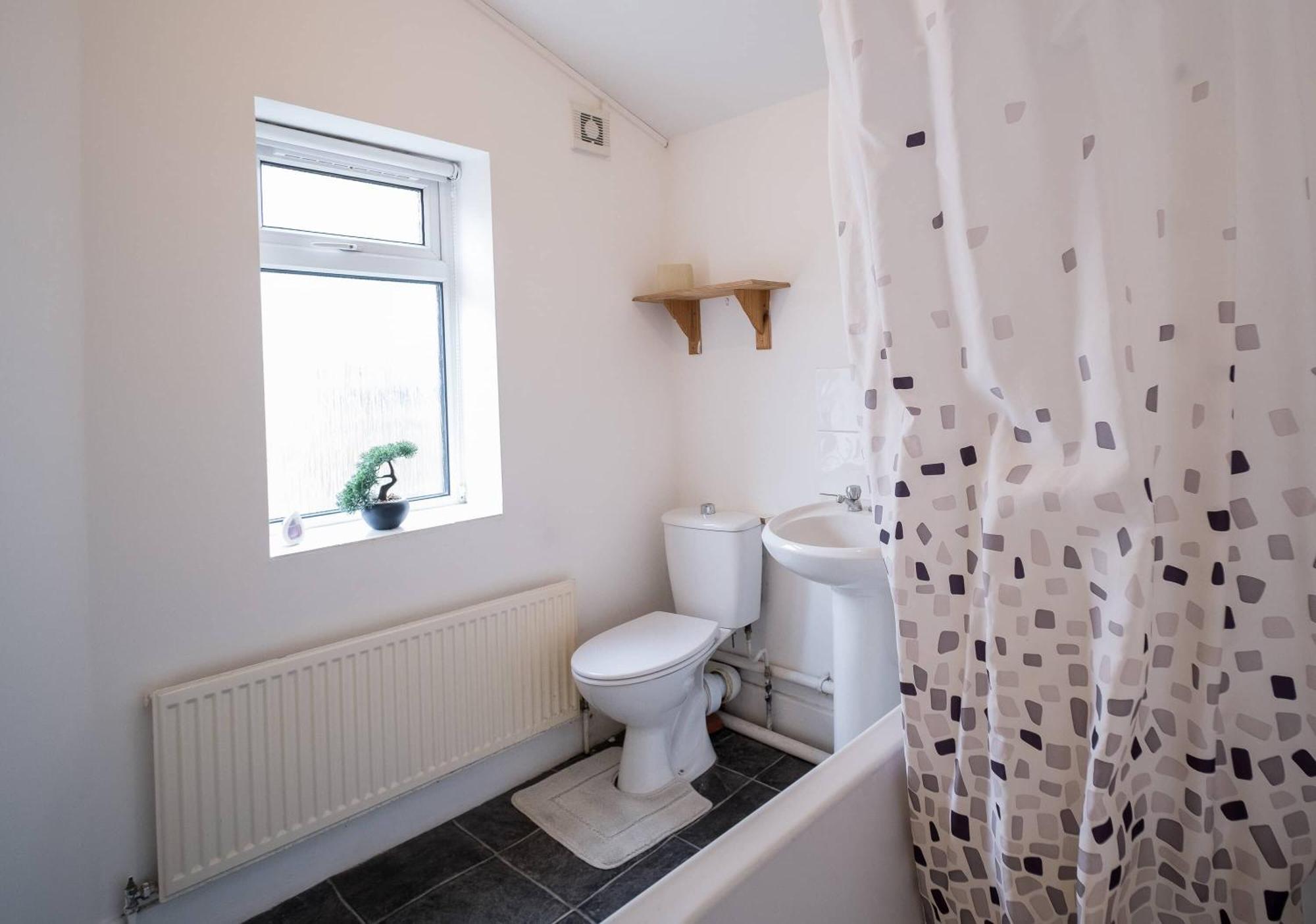 Lena St 3 Bedroom House Sleep 6- Long Stay Contractors-Free Parking