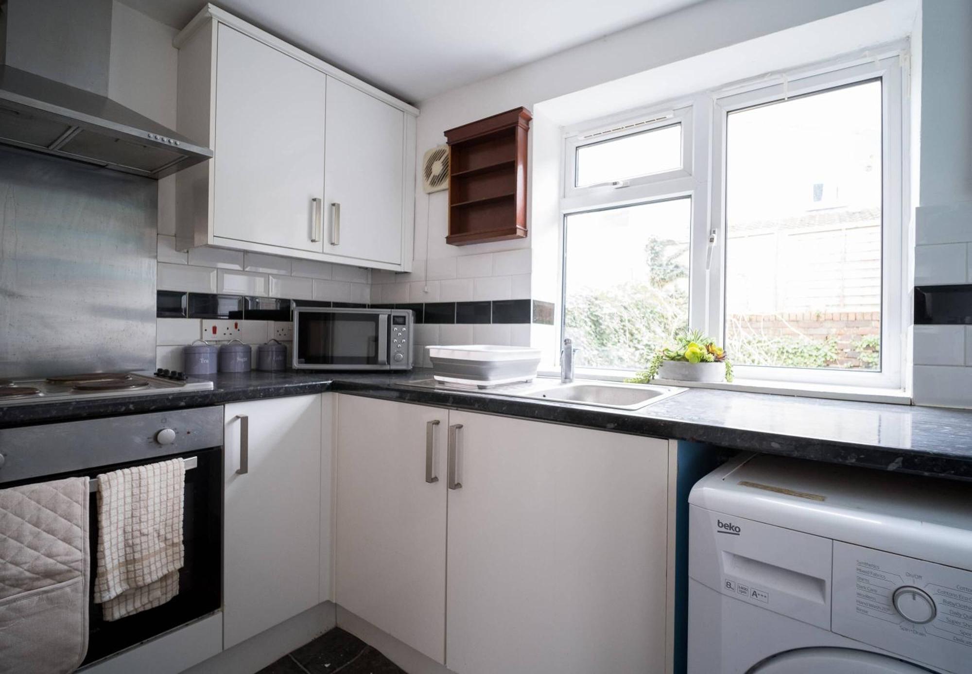 Lena St 3 Bedroom House Sleep 6- Long Stay Contractors-Free Parking Holiday home