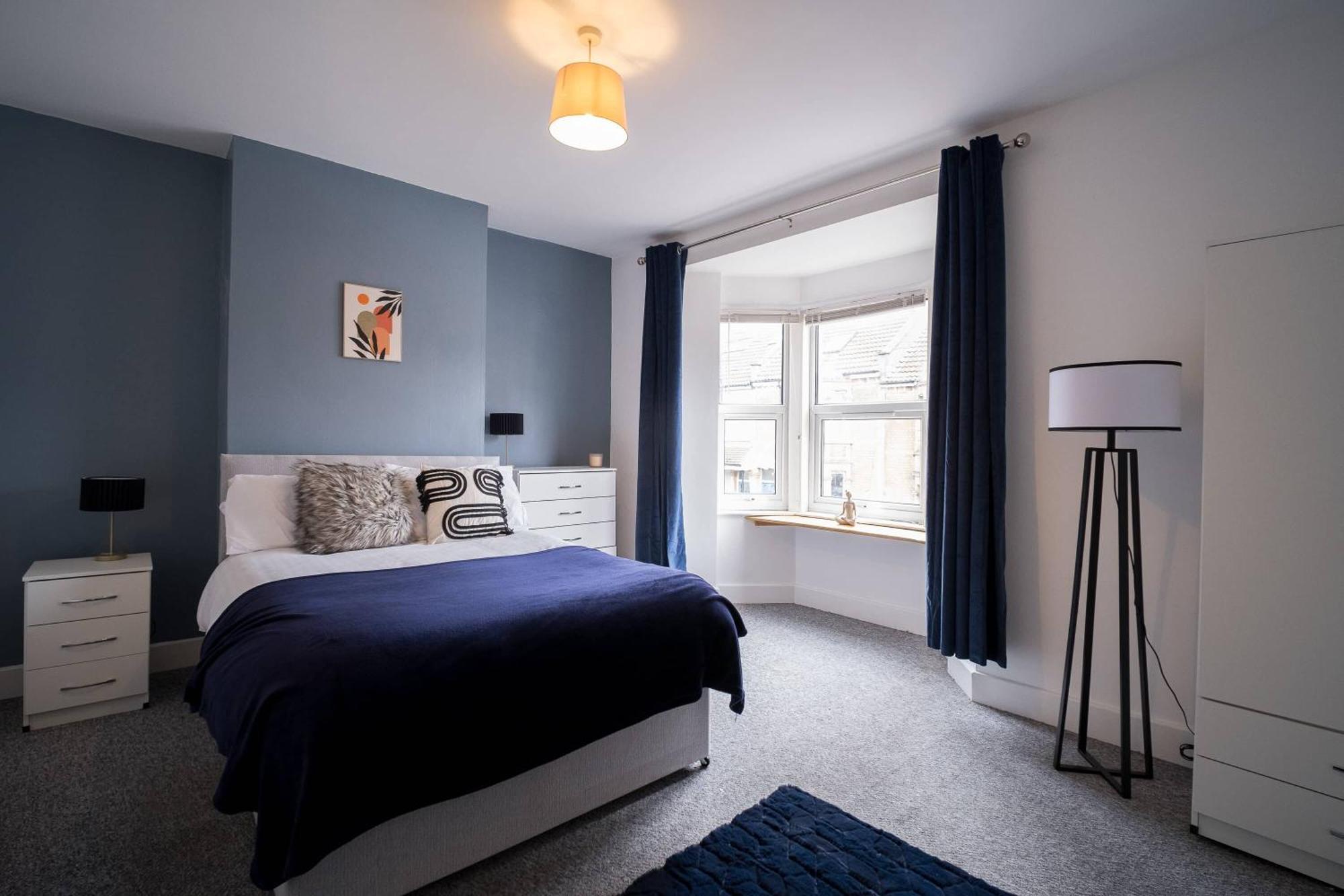 Lena St 3 Bedroom House Sleep 6- Long Stay Contractors-Free Parking Holiday home *