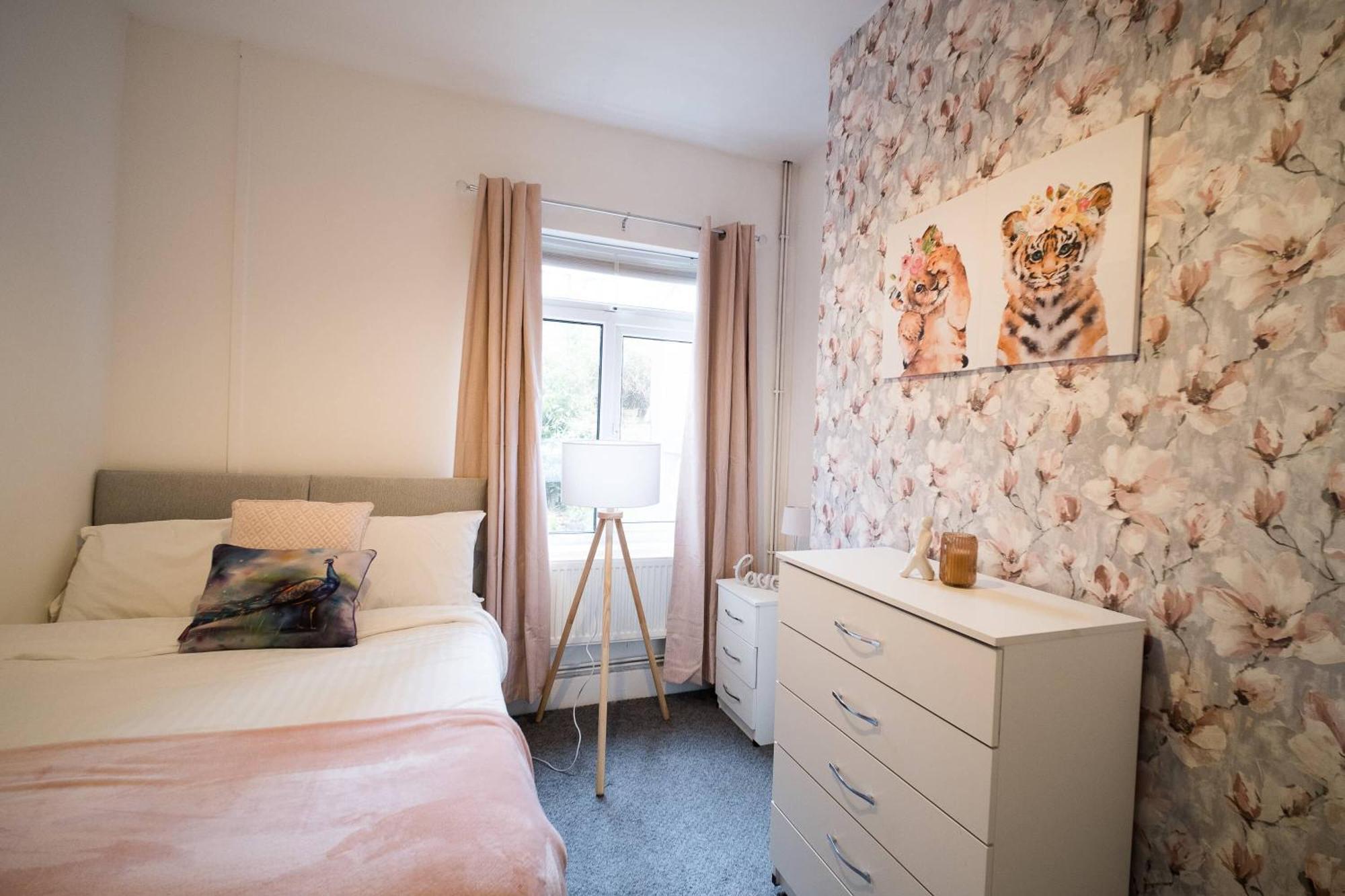 Lena St 3 Bedroom House Sleep 6- Long Stay Contractors-Free Parking Holiday home