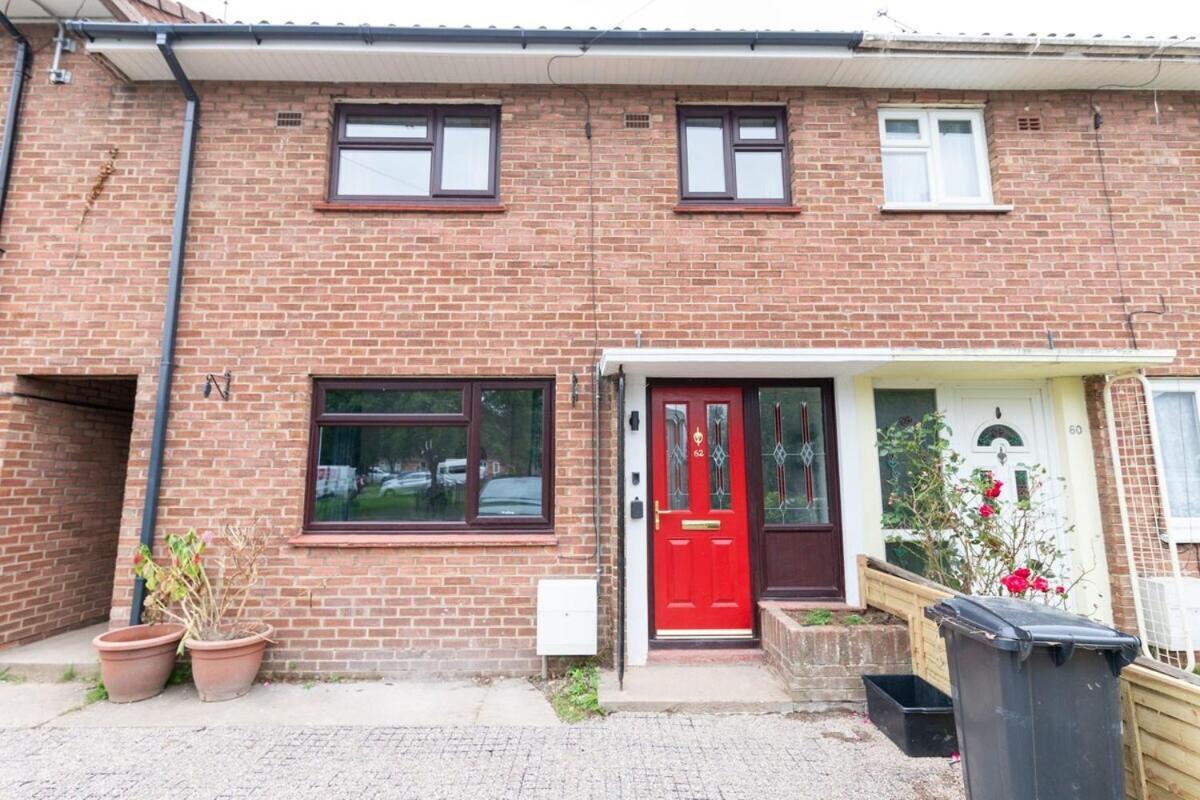 Holiday home 3 Bedroom Home By Littlepiggyrentals Short Lets & Serviced Accommodation With Wifi & Free Parking