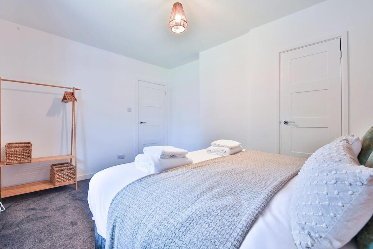 3 Bedroom Home By Littlepiggyrentals Short Lets & Serviced Accommodation With Wifi & Free Parking Holiday home *