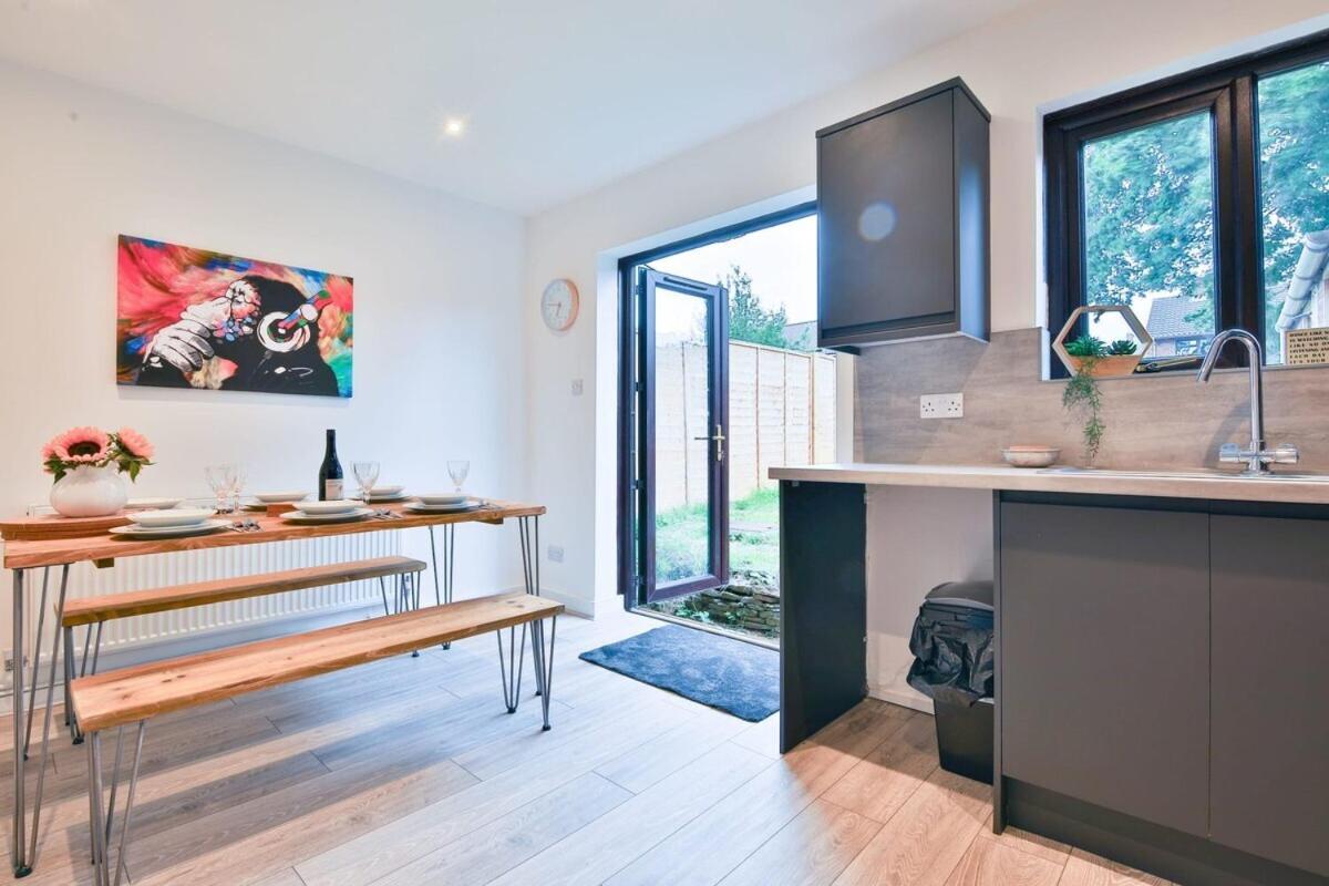 Holiday home 3 Bedroom Home By Littlepiggyrentals Short Lets & Serviced Accommodation With Wifi & Free Parking *