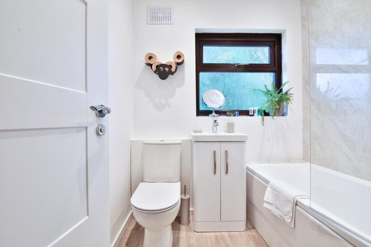 3 Bedroom Home By Littlepiggyrentals Short Lets & Serviced Accommodation With Wifi & Free Parking *