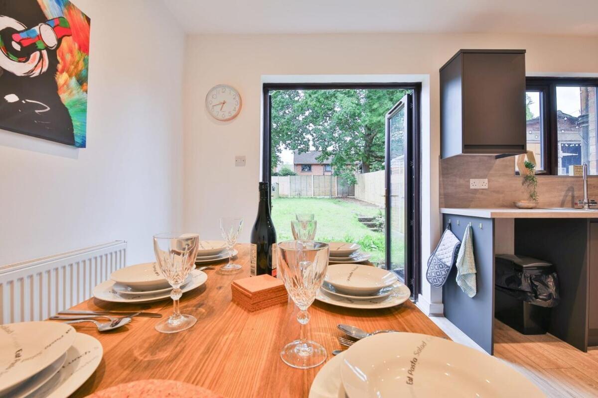 Holiday home 3 Bedroom Home By Littlepiggyrentals Short Lets & Serviced Accommodation With Wifi & Free Parking