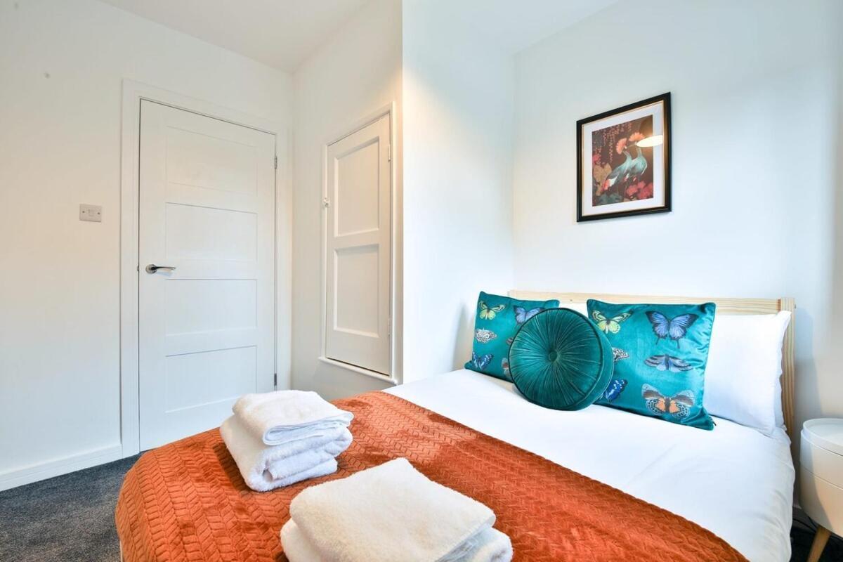 3 Bedroom Home By Littlepiggyrentals Short Lets & Serviced Accommodation With Wifi & Free Parking Holiday home *