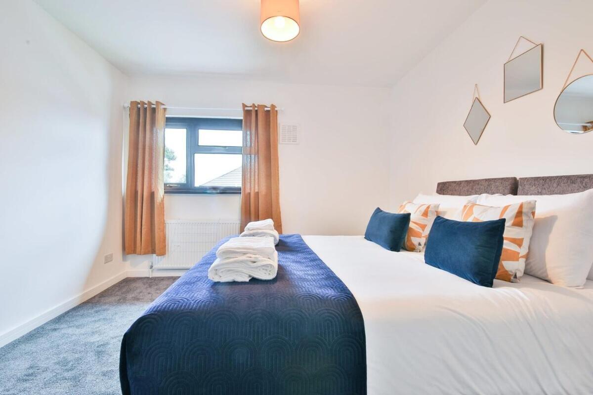 3 Bedroom Home By Littlepiggyrentals Short Lets & Serviced Accommodation With Wifi & Free Parking *