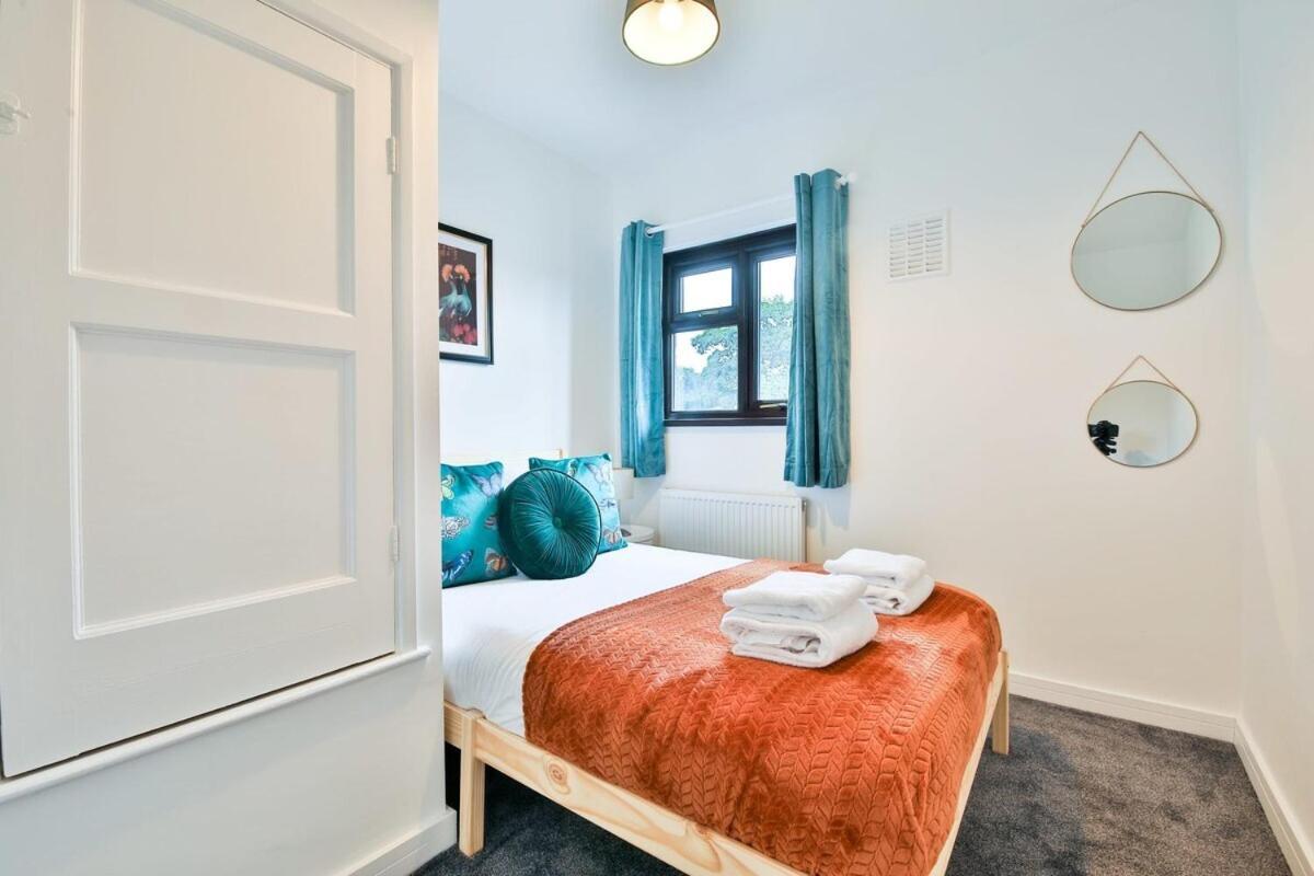 3 Bedroom Home By Littlepiggyrentals Short Lets & Serviced Accommodation With Wifi & Free Parking