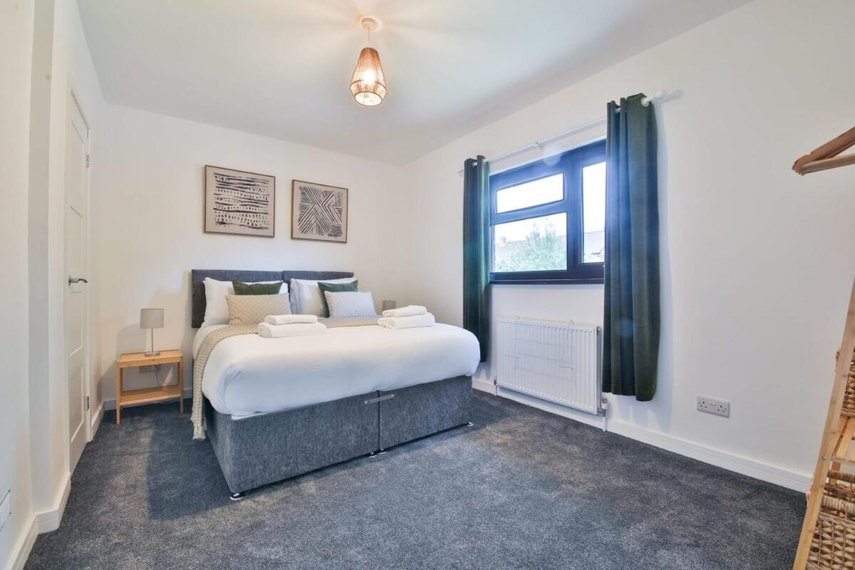 3 Bedroom Home By Littlepiggyrentals Short Lets & Serviced Accommodation With Wifi & Free Parking Holiday home Bristol