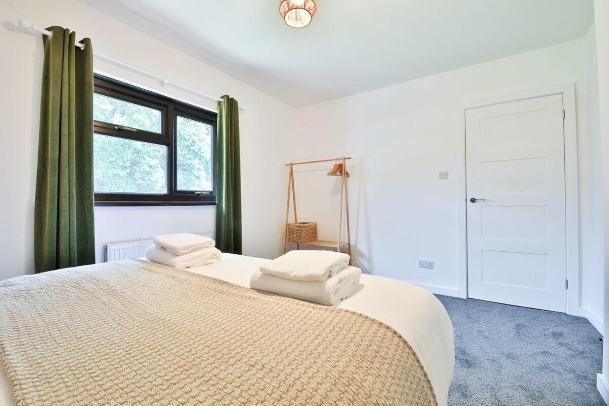 3 Bedroom Home By Littlepiggyrentals Short Lets & Serviced Accommodation With Wifi & Free Parking *