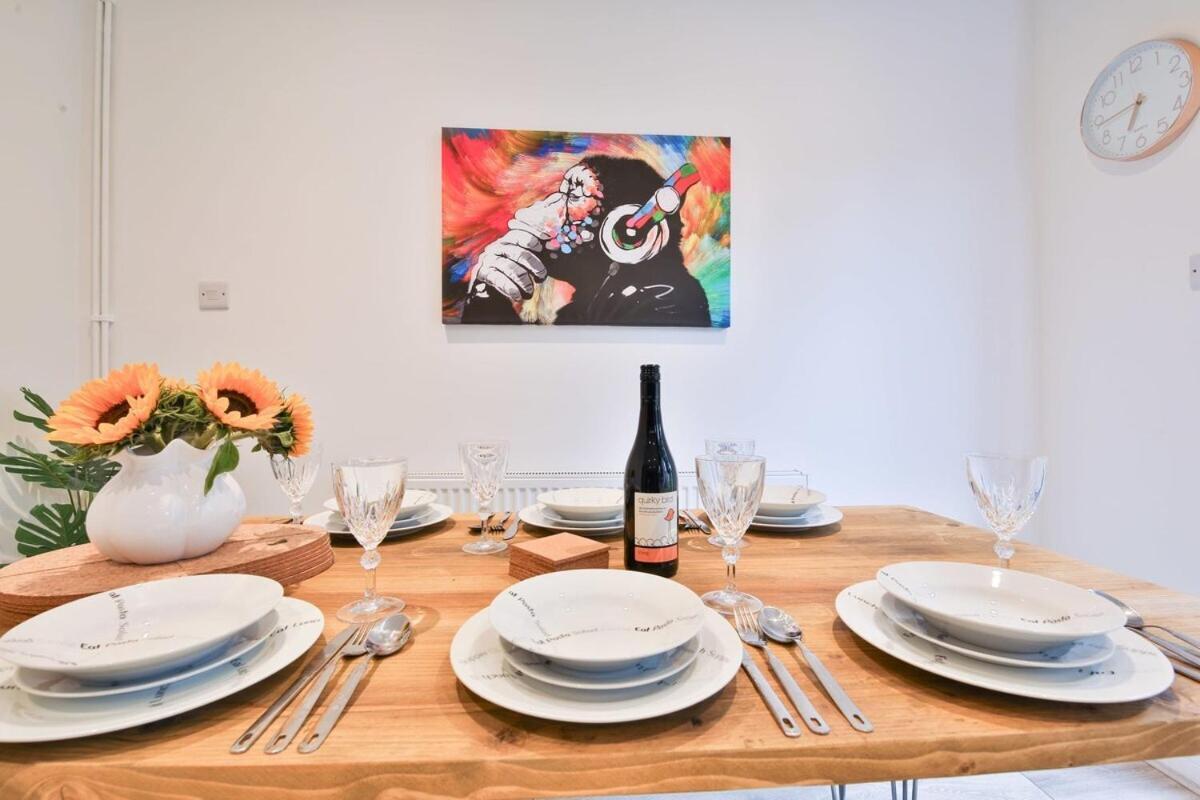 Holiday home 3 Bedroom Home By Littlepiggyrentals Short Lets & Serviced Accommodation With Wifi & Free Parking *