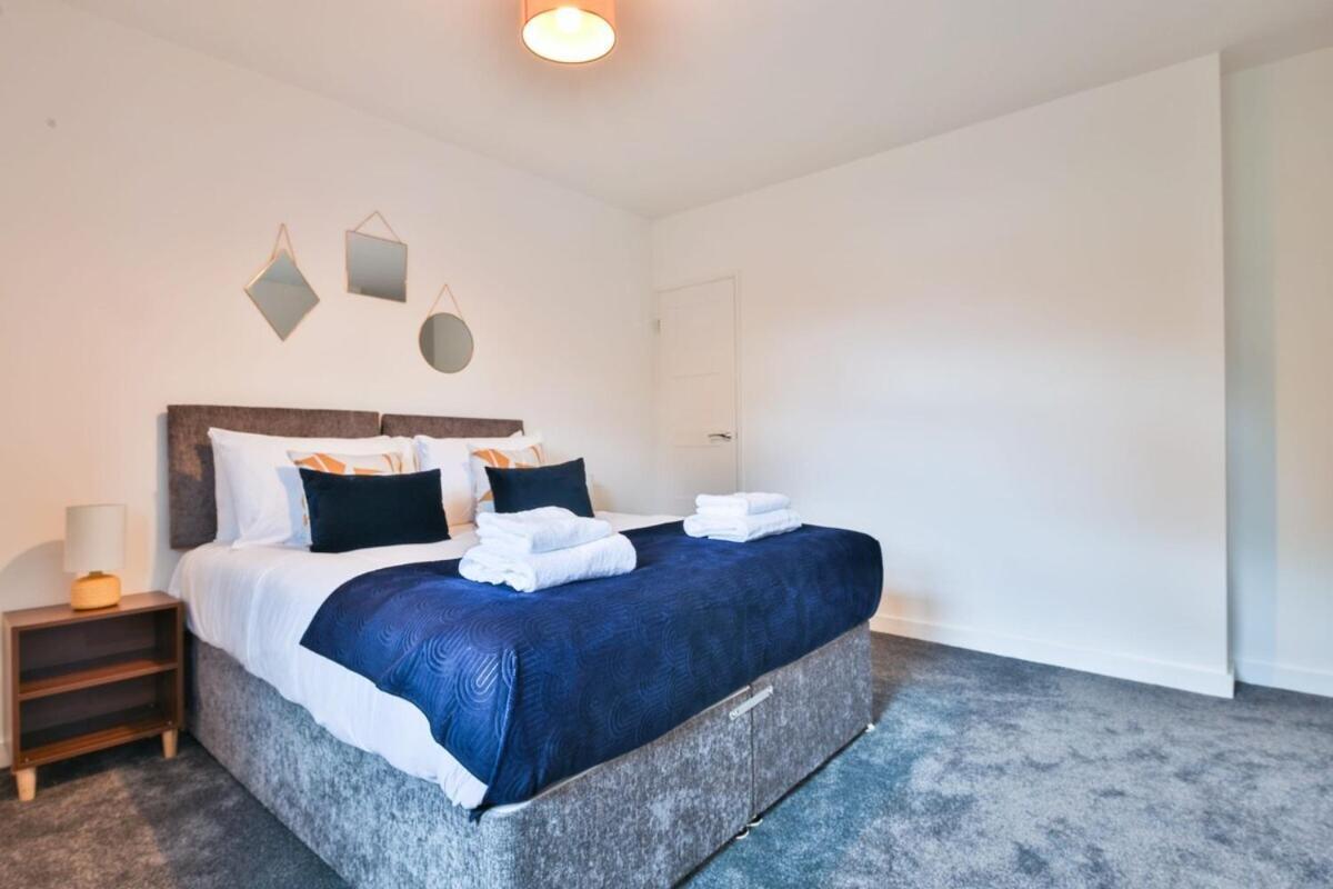 3 Bedroom Home By Littlepiggyrentals Short Lets & Serviced Accommodation With Wifi & Free Parking *