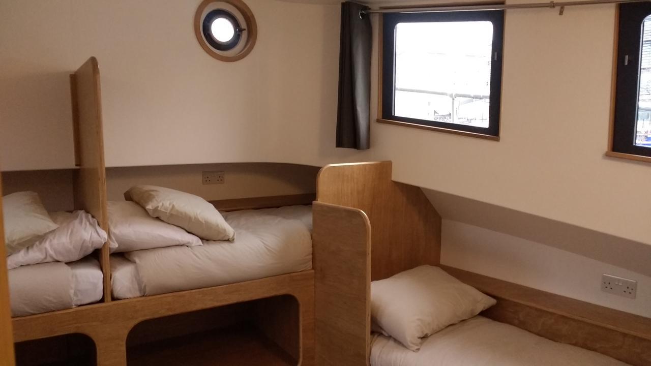 Kyle Blue - Harbour Luxury Boat Hostel *