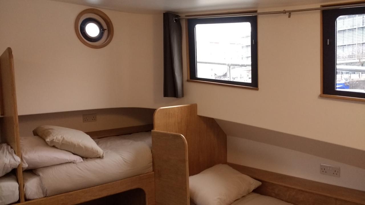Kyle Blue - Harbour Luxury Boat Hostel *