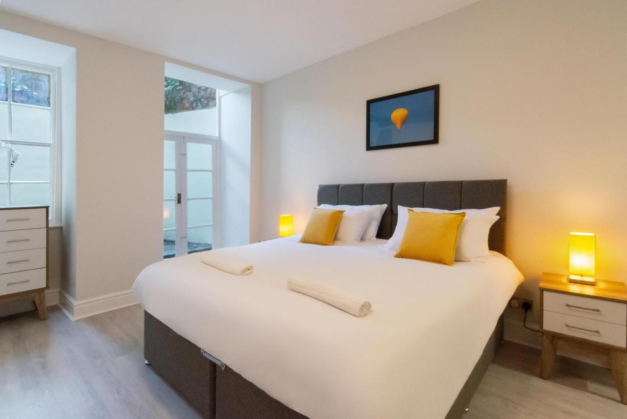 Free Parking! Very Large 2 Bedroom Clifton Flat *