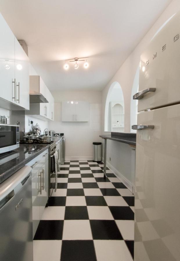 Free Parking! Very Large 2 Bedroom Clifton Flat Apartment Bristol