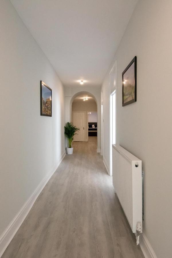 Apartment Free Parking! Very Large 2 Bedroom Clifton Flat *