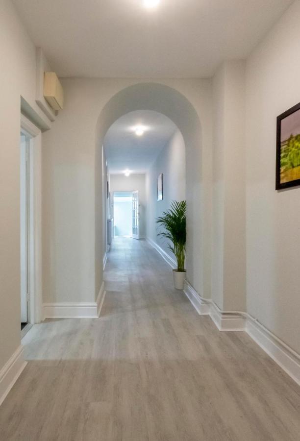 Free Parking! Very Large 2 Bedroom Clifton Flat *