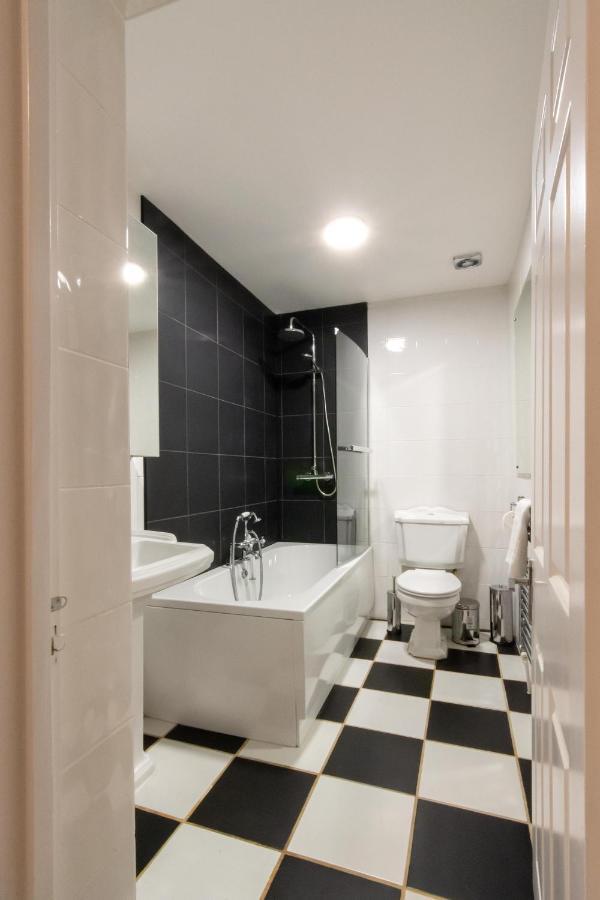 Free Parking! Very Large 2 Bedroom Clifton Flat *
