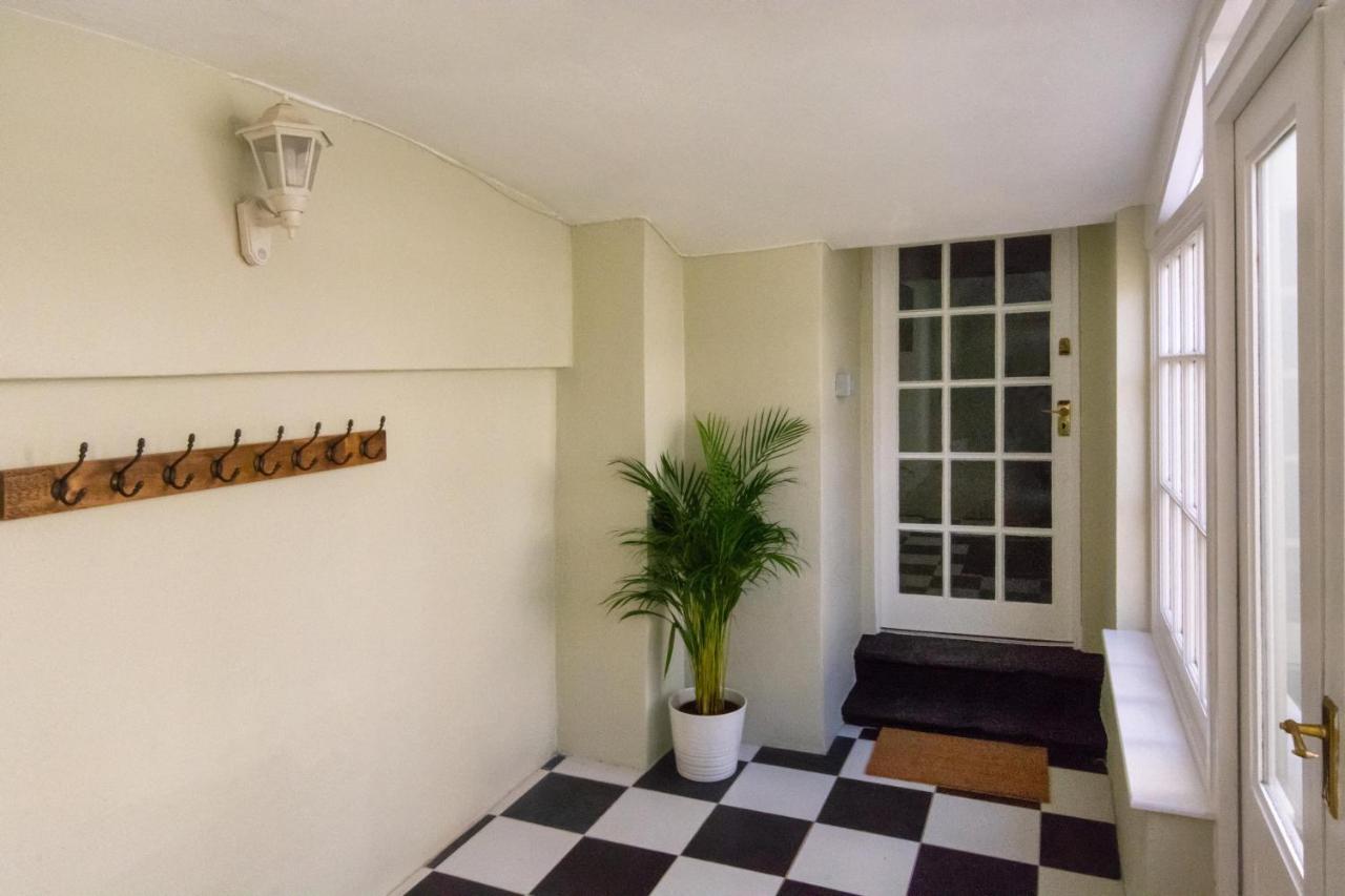 Free Parking! Very Large 2 Bedroom Clifton Flat *
