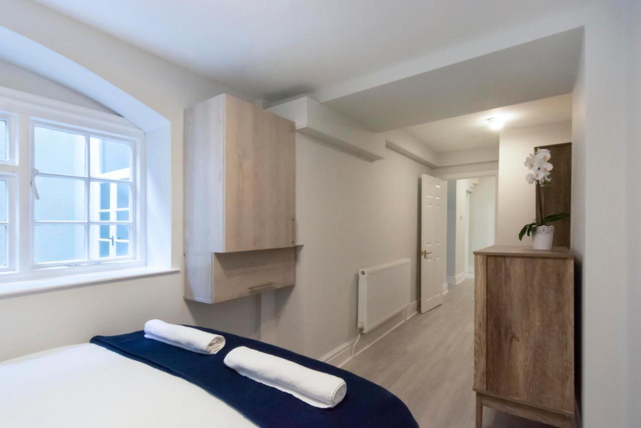Free Parking! Very Large 2 Bedroom Clifton Flat Apartment