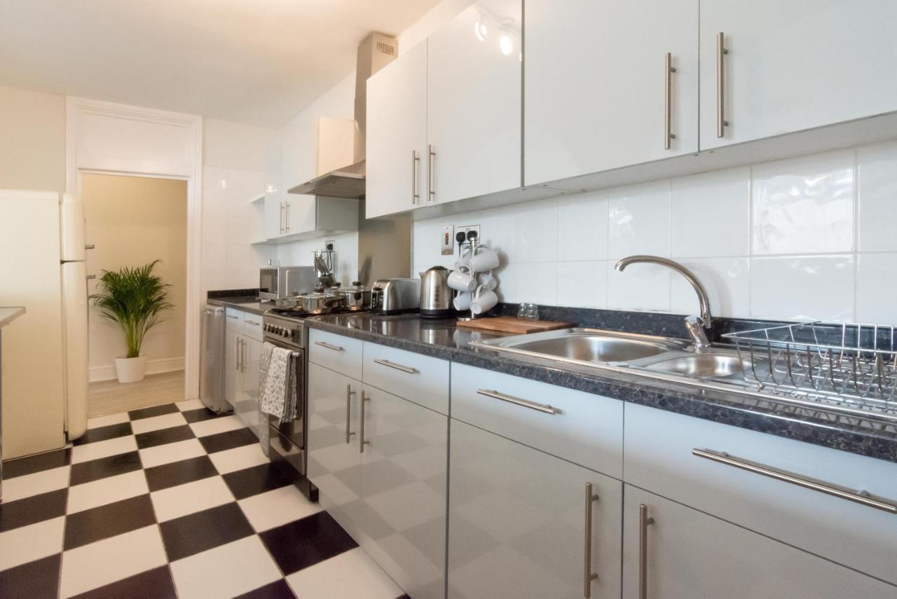 Free Parking! Very Large 2 Bedroom Clifton Flat Apartment