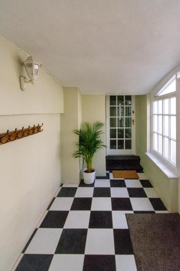 Free Parking! Very Large 2 Bedroom Clifton Flat Apartment