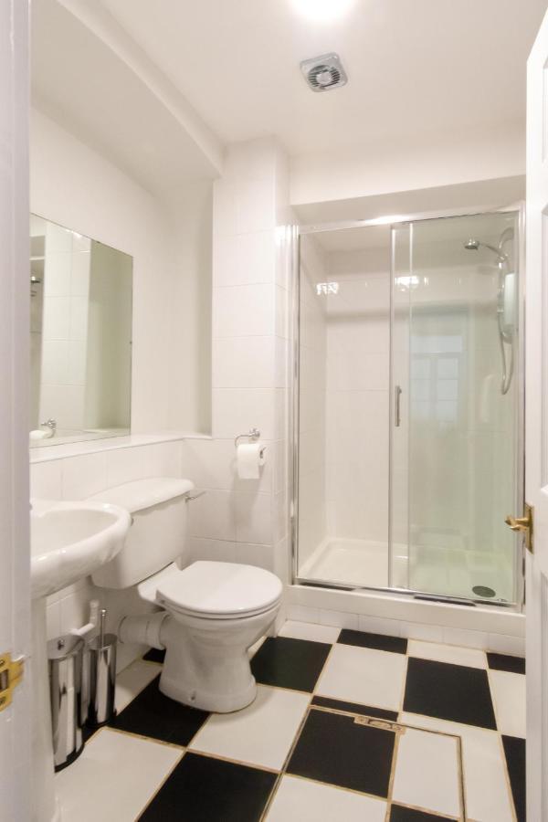 Free Parking! Very Large 2 Bedroom Clifton Flat Apartment