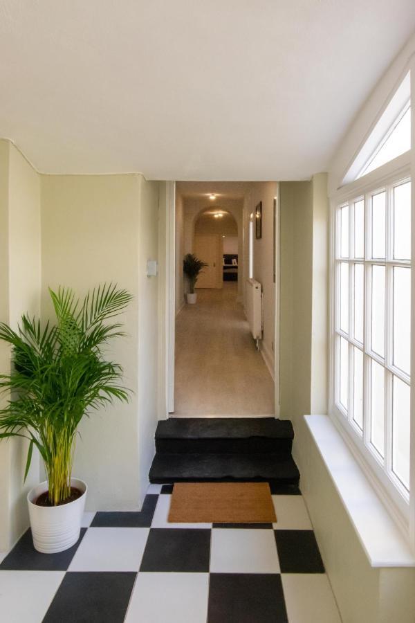 Free Parking! Very Large 2 Bedroom Clifton Flat * Bristol
