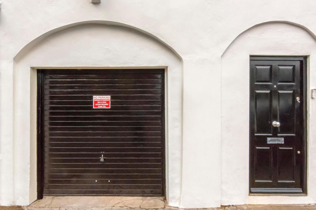 Apartment Free Parking! Very Large 2 Bedroom Clifton Flat *