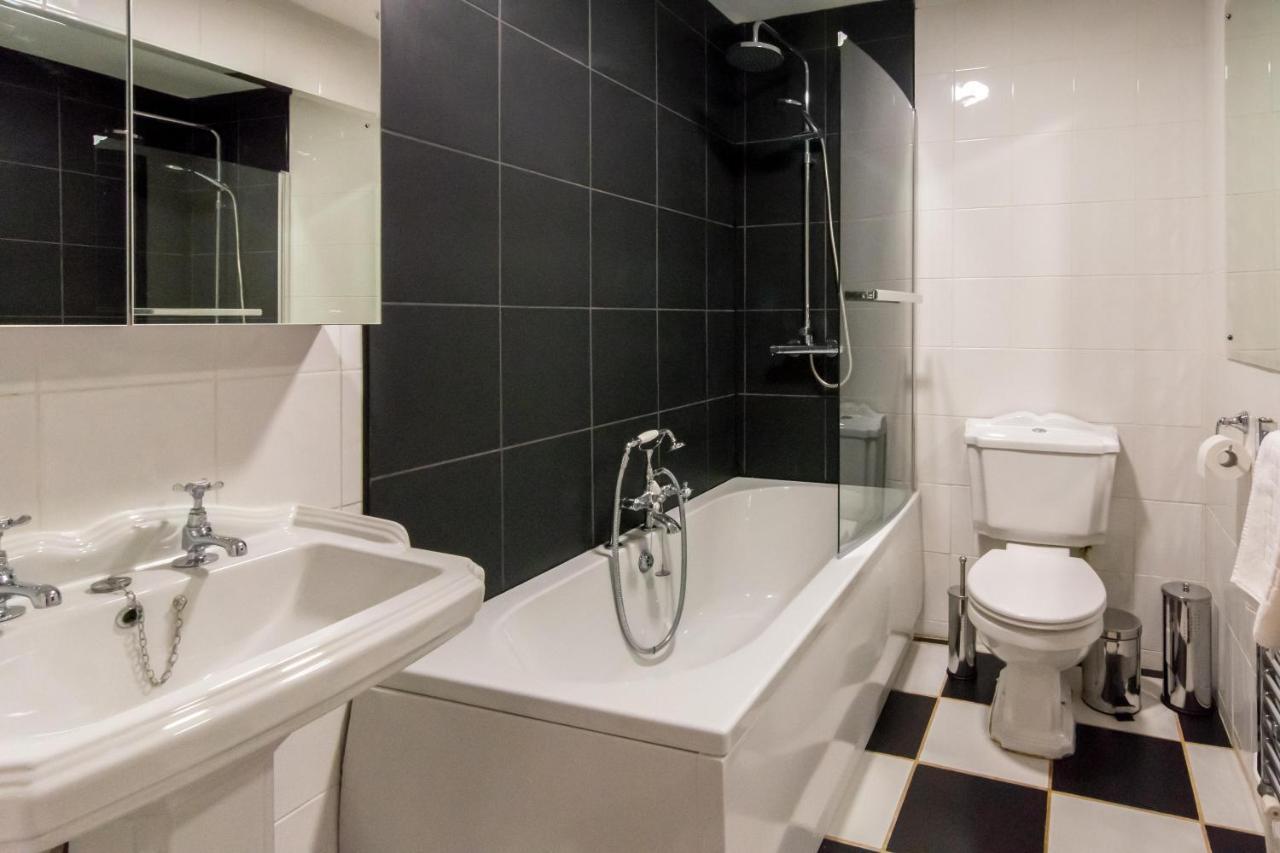 Free Parking! Very Large 2 Bedroom Clifton Flat Apartment Bristol